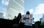 Des étudiants manifestent pour le climat, à New York, devant le siège des Nations Unies, le 1er octobre 2021