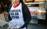 Une militante vegan devant une boucherie à Paris le 22 septembre 2018