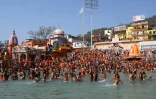 Des sadhous, célèbres ermites hindous, se baignent dans les eaux du Gange à Haridwar (Inde) le 11 mars 2021