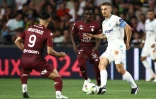 Le capitaine marseillais Valentin Rongier (d) devant le Messin Georges Mikautadze (g), le 18 août 2023 à Metz