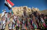 Des écoliers égyptiens vêtus de tenues traditionnelles lors d?une célébration pour marquer l?inauguration de la forteresse de Shali après sa restauration, dans l?oasis désertique égyptienne de Siwa, à environ 600 km au sud-ouest du Caire, le 6 novembre 2020