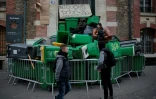 Des poubelles entassées devant l'entrée du lycée Dorian pour protester contre les violences policières, le 23 février 2017 à Paris