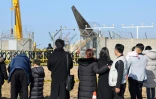 Des personnes rendent hommage aux victimes du crash d'un avion à Muan, dans le sud-ouest de la Corée du Sud, le 1er janvier 2025