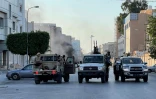 Des hommes armés à bord de véhicules à Tripoli, la capitale libyenne, le 27 août 2022 