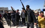 Des personnes en deuil portent les corps de deux Palestiniens tués lors d'une frappe israélienne à Beit Hanoun, dans le nord de la bande de Gaza, le 2 mars 2025