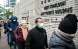 Des personnes font la queue devant le tribunal de Kowloon West pour assister à l'ouverture du procès du magnat pro-démocratie Jimmy Lai à Hong Kong, le 18 décembre 2023