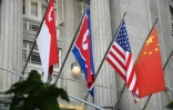 Les drapeaux nord-coréen, américain, chinois et de Singapour sur la façade d'un hôtel de Singapour, le 8 juin 2018 