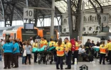 Les secours évacuent des blessés après un accident de train dans la "gare de France", à Barcelone en Espagne, le 28 juillet 2017