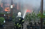 Un pompier ukrainien éteint un incendie dans un hypermarché après une frappe russe à Kharkiv, le 25 mai 2024