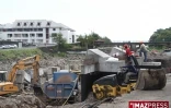 Les travaux de pose d'une passerelle pour les piétons entre les quais Est et Ouest de la rivière Saint-Denis (Photo Thomas Vitry)