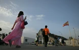 Des personnes arrivent Ă pied Ă La LĂnea de la ConcepciĂłn, en Espagne, pour entrer dans le territoire britannique de Gibraltar sans contrĂ´les frontaliers, le 15 juillet 2026