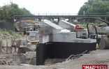 Les travaux de pose d'une passerelle pour les piétons entre les quais Est et Ouest de la rivière Saint-Denis (Photo Thomas Vitry)