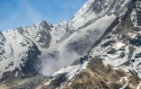 De la poussière au-dessus de la montagne Bietschhorn après l'effondrement du glacier du Birch et un glissement de terrain qui a projeté des tonnes de roches, de glace et d'éboulis dans la vallée et détruit le village de Blatten, dans les Alpes suisses, le 31 mai 2025