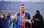 Kylian Mbappé avec la Coupe de France remportée contre Monaco en finale, le 19 mai 2021 au Stade de France à Saint-Denis