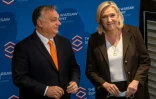 La candidate du RN à l'élection présidentielle française Marine Le Pen (D) en compagnie du Premier ministre hongrois ultraconservateur Viktor Orban, le 4 décembre 2021 à Varsovie