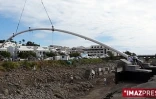 Mardi 21 juillet 2009 - Pose d'une passerelle pour piétons entre les quais Est et Ouest de la rivière Saint-Denis