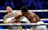 Le boxeur britannique Anthony Joshua (d) face à l'Américain d'origine mexicaine Andy Ruiz, le 7 décembre à Diriya 
