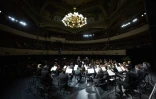 Le Chypriote Theodoros Kameris conduit l'orchestre Victor-Hugo de Bourgogne Franche-Comté lors du 59e concours de chefs d'orchestre de Besançon, le 24 septembre 2025