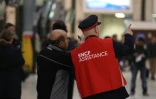 Un voyageur et un agent SNCF le 1er juin 2016 gare de Lyon à Paris