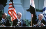 Anouar el-Sadate, Jimmy Carter et Menahem Begin lors de la signature des accords de paix en mars 1979 à la Maison Blanche