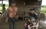 Fidel Maqueira (à gauche) se tient aux côtés de Victorino Maqueira devant leur maison à Consolacion del Sur, à Cuba, le 26 juillet 2026
