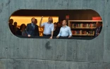 Le Premier ministre Edouard Philippe (c) et son homologue russe Dimitri Medvedev (d) lors d'une visite Ă la bibliothĂšque Oscar Niemeyer du Havre, le 24 juin 2019