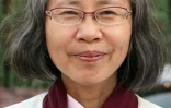 L'écrivaine Can Xue pose pour un portrait après avoir participé à un forum à Baotou, dans la province de Mongolie-Intérieure, en Chine, le 28 juillet 2016