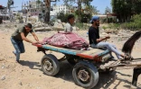 Des Palestiniens évacuent des corps trouvés dans les décombres du quartier de Tal Al-Hawa, dans le sud de la ville de Gaza, le 5 juin
