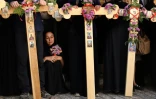 Des chrétiens orthodoxes serbes portent des croix de bois le long de la Via Dolorosa à Jérusalem, le 29 avril 2016