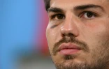 Le demi de mêlée de la France Antoine Dupont, blessé, lors de la victoire 60-7 de son équipe contre l'Italie lors de la phase de groupes de la Coupe du monde de rugby au Parc OL de Lyon, France, le 6 octobre 2023