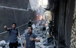Des sauveteurs et pompiers au milieu des destructions causées par une frappe aérienne israélienne sur la ville de Gaza, le 5 août 2022