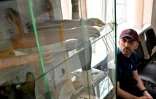 Le soldat ukrainien d'origine géorgienne, Daviti Souleymanishvili, amputé de la jambe gauche, regarde des prothèses dans une vitrine d'une clinique orthopédique, le 25 mai 2022 à Kiev