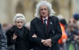 le guitariste de Queen Brian May et sa femme l'actrice Anita Dobson aux funérailles de Stephen Hawking à Cambridge le 31 mars 2018