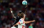 Le défenseur de Monaco Axel Disasi (gauche) à la lutte pour le ballon avec l'attaquand du PSV Eindhoven Luuk de Jong (droite) lors du 3e tour préliminaire retour de Ligue des champions le 9 aoput 2022 à Eindhoven