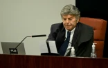 Le magistrat de la Cour suprême brésilienne Luiz Fux lit un document lors de la séance de vote visant à condamner ou relaxer l'ex-président d'extrême droite Jair Bolsonaro, le 11 septembre 2025 à Brasilia