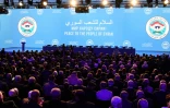 Des participants au Congrès du dialogue national syrien à Sotchi attendent l'ouverture de la réunion, le 30 janvier 2018