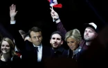 Des partisans barbus d'Emmanuel Macron lors de la célébration de sa victoire à la présidentielle au Louvre à Paris, le 7 mai 2017