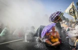 La police utilise un canon à eau pour déloger des activistes du mouvement écologiste Extinction Rebellion qui bloquent une autoroute, le 9 septembre 2023 à La Haye, aux Pays-Bas