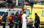 Des équipes de secours prennent en charge les personnes blessées après l'explosion de bombes à la gare d'Atocha, à Madrid, le 11 mars 2004 