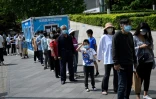 File d'attente devant un centre commercial de Pékin pour se plier à un dépistage massif contre le Covid-19 le 5 mai 2022