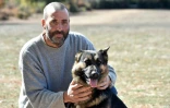 Nicolas Fabre, un éleveur du Larzac, avec son chien, le 6 octobre 2017
