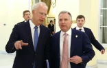 Le négociateur sur les questions économiques du Kremlin, Kirill Dmitriev (g) et l'émissaire du président américain, Steve Witkoff lors d'une rencontre à Saint-Pétersbourg, le 11 avril 2025