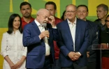 Le président du Brésil et candidat à la réélection, du Parti des travailleurs (PT), Luiz Inacio Lula da Silva (à g.), s’adresse à ses partisans à la suite des résultats partiels de l’élection présidentielle à São Paulo, le 4 octobre 2026
