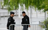 Des gendarmes sécurisent le 5 mai 2024 à Nanterre, dans les Hauts-de-Seine, l'accès au lieu de la reconstitution de la scène de la mort de Nahel