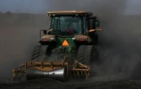 Un tracteur prépare les sols pour la culture d'amandiers à la place d'un ancien vignoble, le 13 octobre 2025 près de Lodi, en Californie