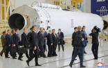 Sur cette photographie diffusée par l'agence de presse officielle nord-coréenne KCNA, le dirigeant nord-coréen Kim Jong Un et le président russe Vladimir Poutine visitent le cosmodrome de Vostotchny (Russie) le 13 septembre 2023