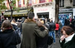 Rassemblement en hommage aux victimes des attaques jihadistes le 13 novembre 2016 devant le Bataclan à Paris