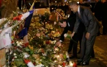 Les présidents français François Hollande et américain Barack Obama, se recueillent une rose blanche à la main, devant le Bataclan le 30 novembre 2015 à Paris