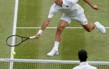 Le Suisse Roger Federer face au Serbe Novak Djokovic, lors de leur finale au tournoi de Wimbledon, le 14 juillet 2019 à Londres