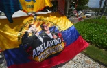 Un étal de rue vend des drapeaux colombiens à l'effigie du candidat à la présidentielle, Abelardo de la Espriella, à Barranquilla, en Colombie, le 20 juin
